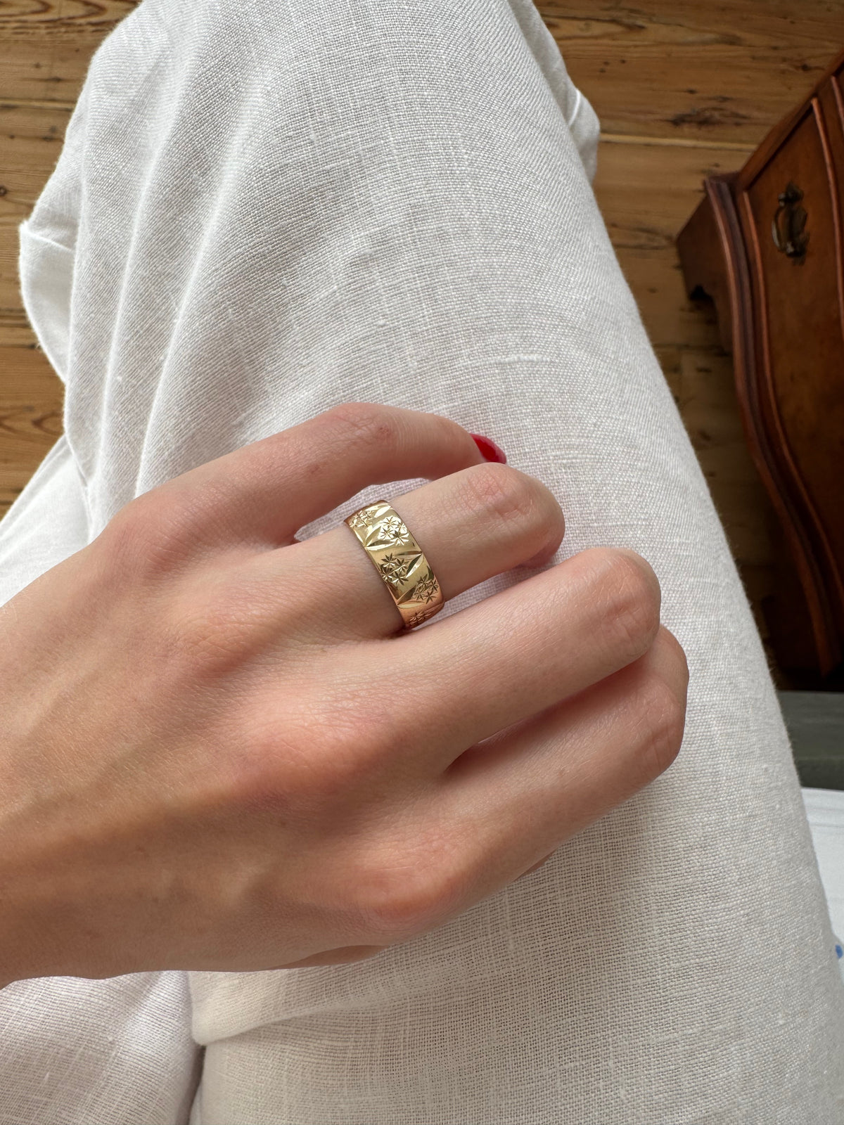 Vintage 9ct Gold Engraved Starry Cigar Band