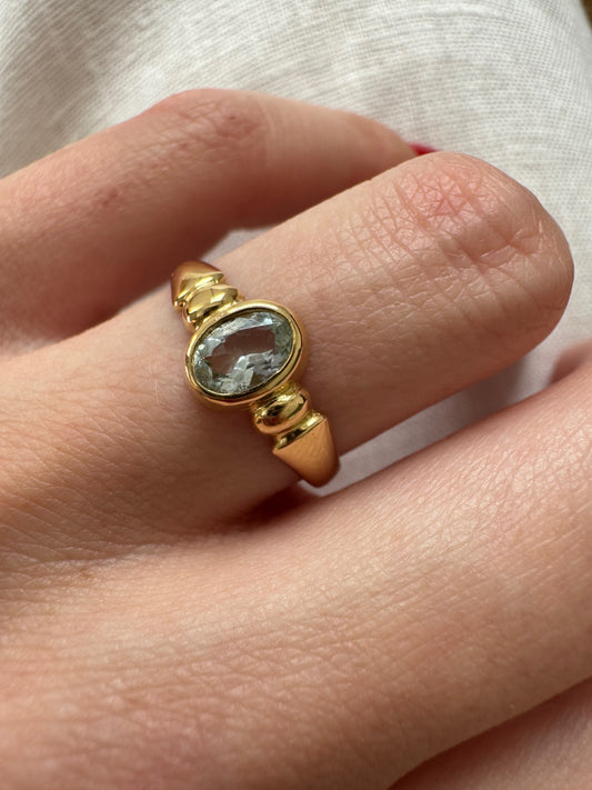 Sweet 18ct Gold Topaz Single-Stone Ring