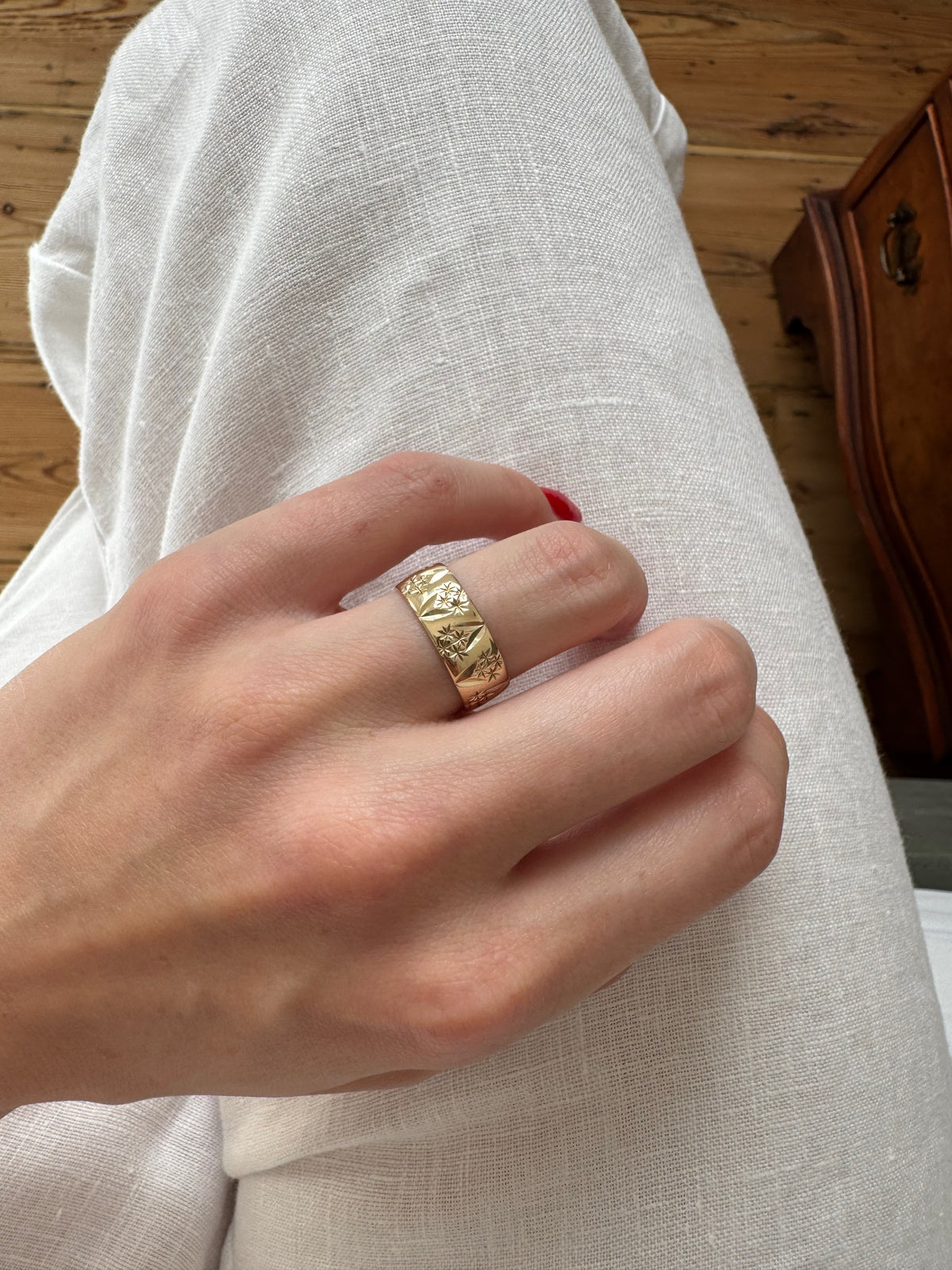 Vintage 9ct Gold Engraved Starry Cigar Band