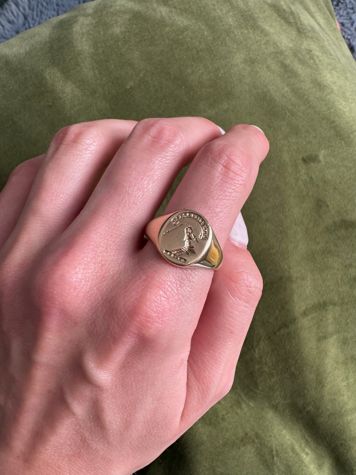 Vintage 9k Gold Heraldic Signet Ring 'Dum Spiro Spero'