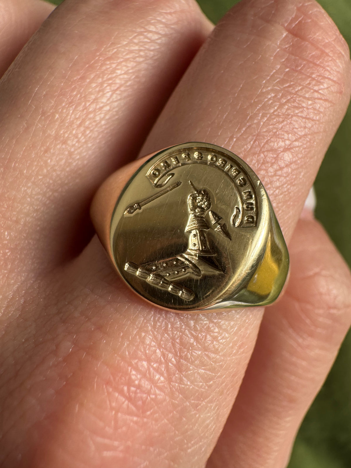 Vintage 9k Gold Heraldic Signet Ring 'Dum Spiro Spero'