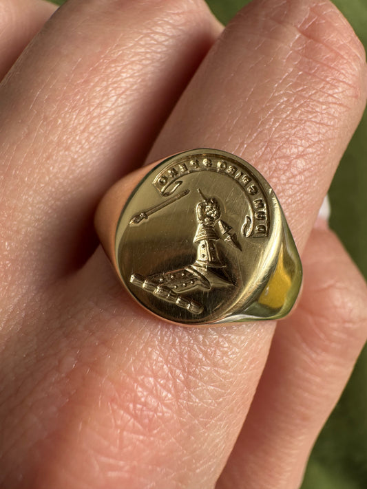 Vintage 9k Gold Heraldic Signet Ring 'Dum Spiro Spero'