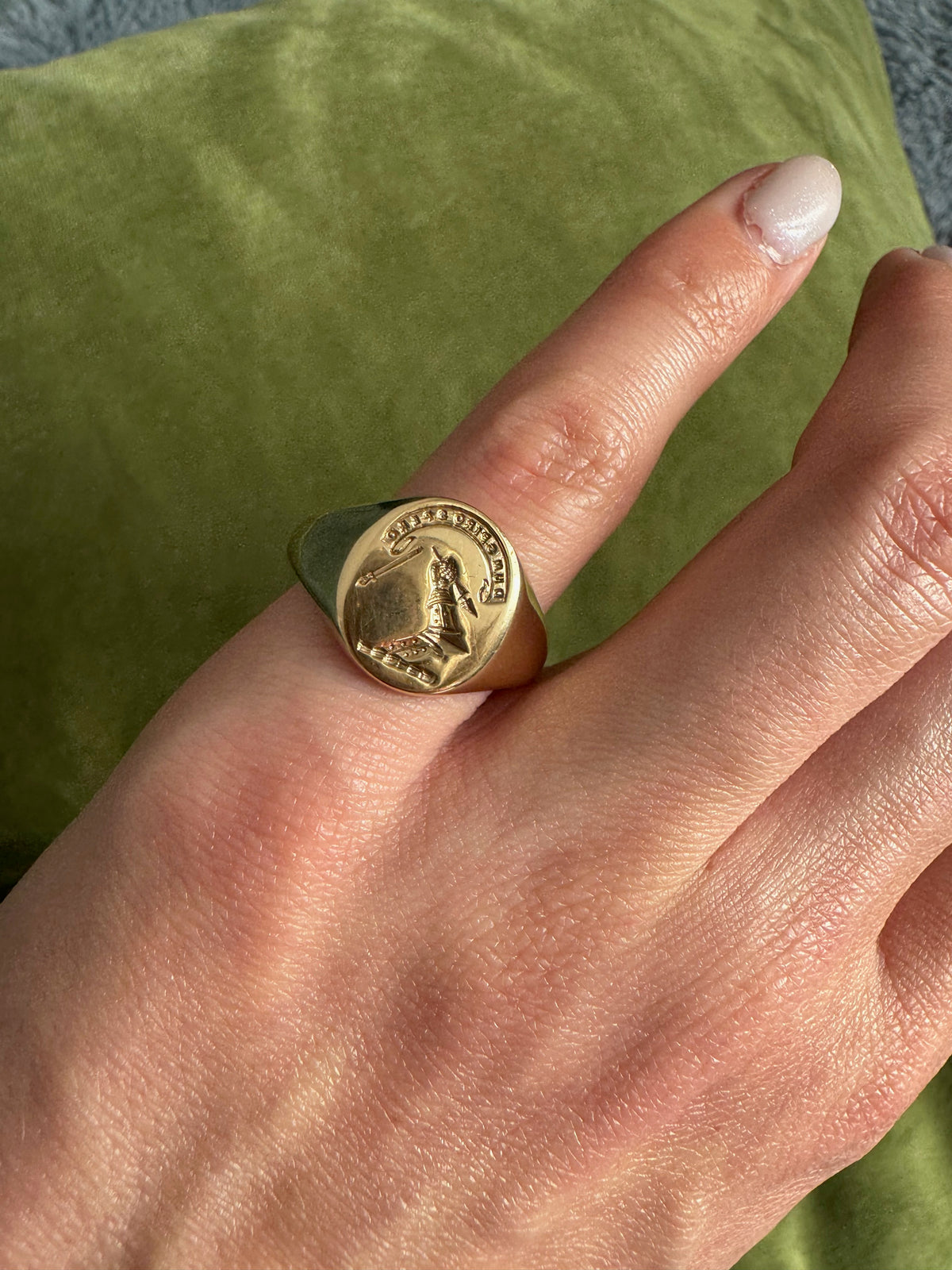 Vintage 9k Gold Heraldic Signet Ring 'Dum Spiro Spero'