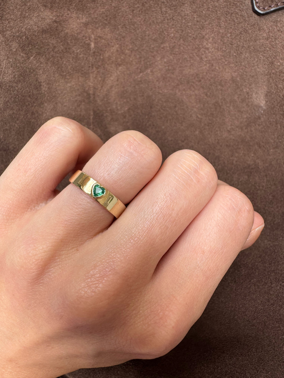 9k Gold Flat Cigar Band with Heart Emerald