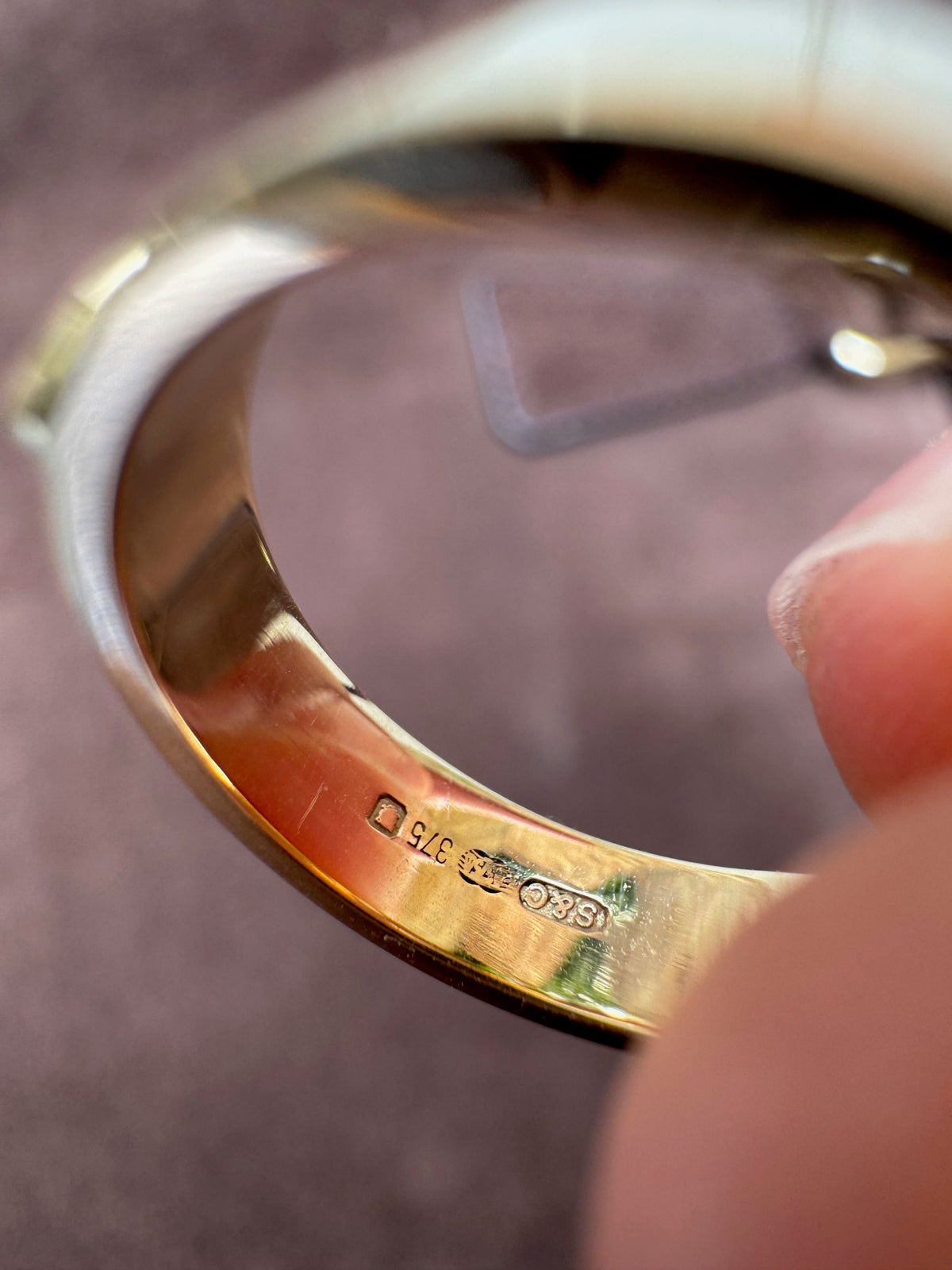 9k Gold Flat Cigar Band with Heart Emerald