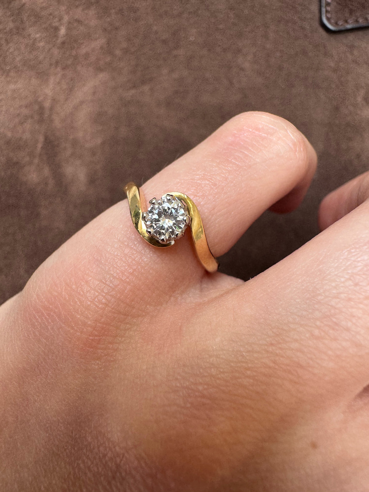 Teeny 18ct Gold Diamond Single-Stone Claw Swirl Ring